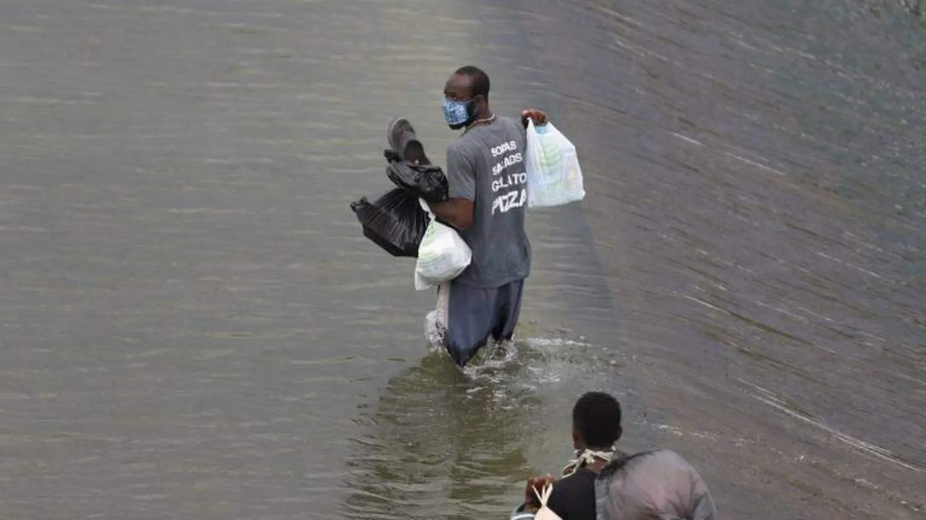 Un migrante hondureño se quedó al interior del Río Bravo como protesta para pedir asilo político